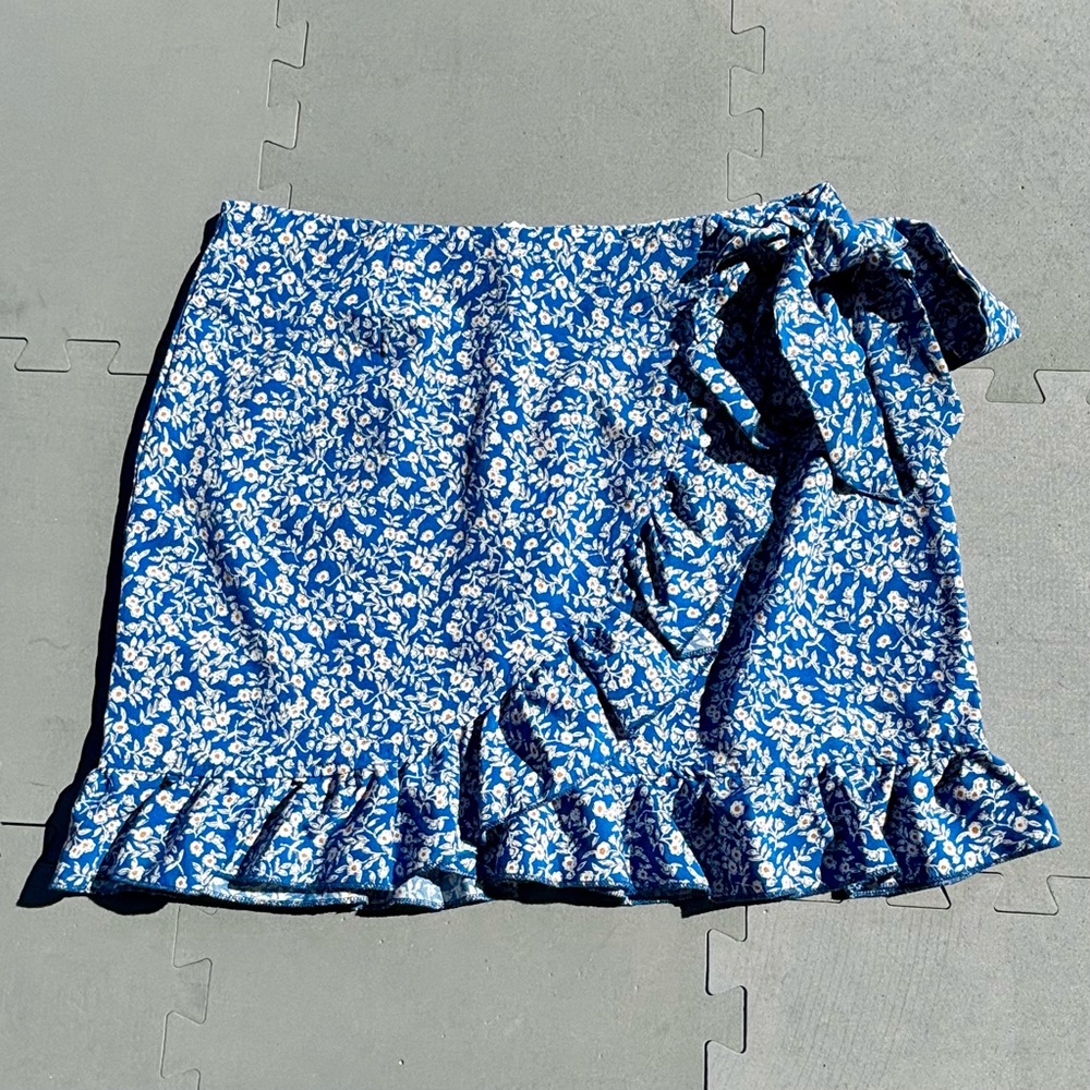 Zaful Forever Young Skirt. Free Flowing Design. Blue/White. Side Tie Medium NWT